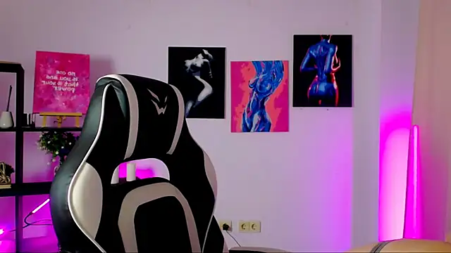 Charlotte Colinss online show from 11.07.25