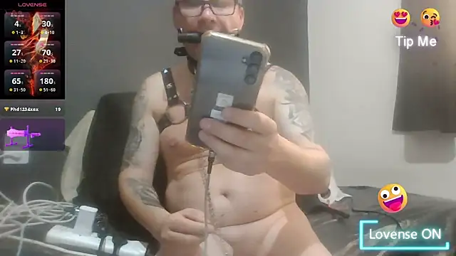 Snapshot of axelbisum chatting on 12.18.25 axelbisum online show from 12.18.25