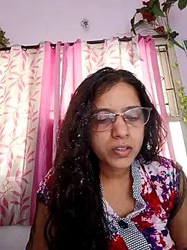 Snapshot of thanusi_2 chatting on 09.28.25 thanusi 2 online show from 09.28.25