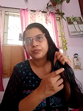 Snapshot of thanusi_2 chatting on 10.13.25 thanusi 2 online show from 10.13.25