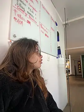 Isabela Colins online show from 09.17.25