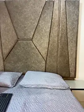 Isabela Colins online show from 11.04.25