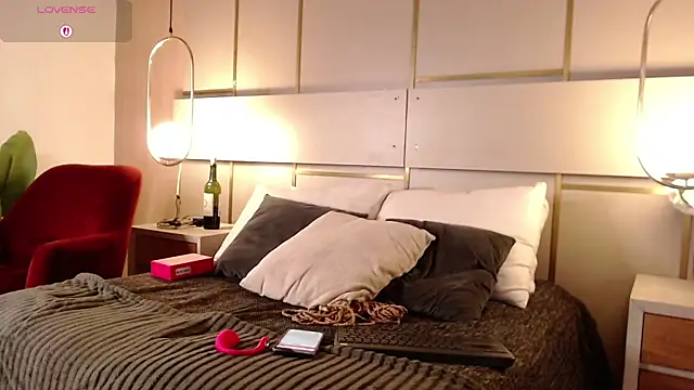 Lina Montclair online show from 11.06.25