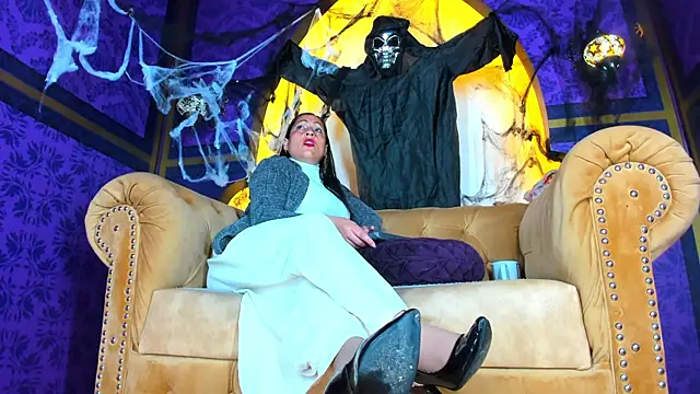 Scarlett Barnes online show from 10.24.25