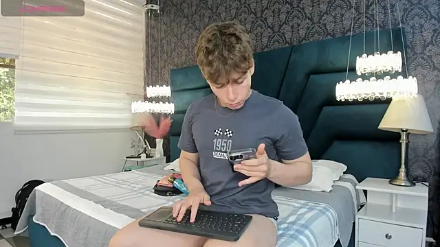 Snapshot of TaylerWhite chatting on 06.14.26 TaylerWhite online show from 06.14.26