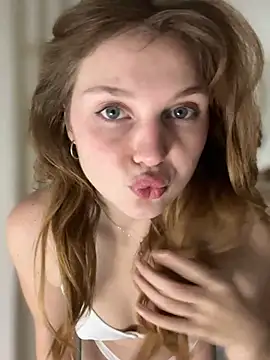 Snapshot of Emaline_Fane chatting on 07.15.26 Emaline Fane online show from 07.15.26