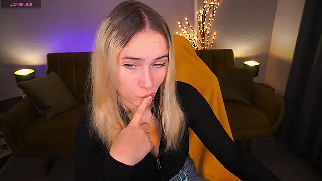 LilElfie online show from 11.05.25