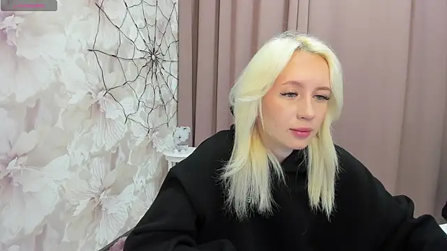 Snapshot of cute_luucy chatting on 11.03.25 cute luucy online show from 11.03.25