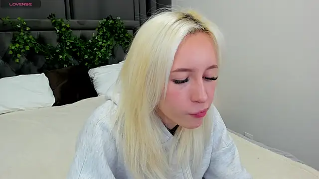 Snapshot of cute_luucy chatting on 11.18.25 cute luucy online show from 11.18.25