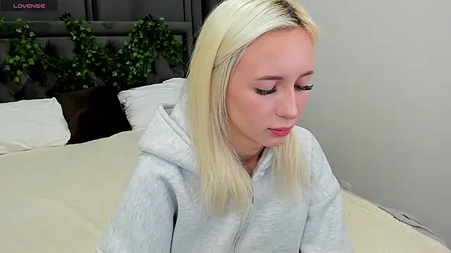 Snapshot of cute_luucy chatting on 11.19.25 cute luucy online show from 11.19.25