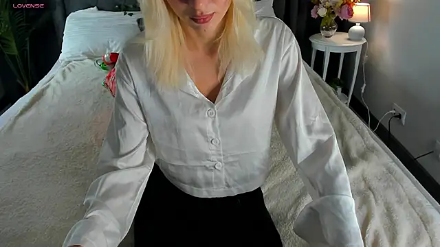 Snapshot of cute_luucy chatting on 12.17.25 cute luucy online show from 12.17.25