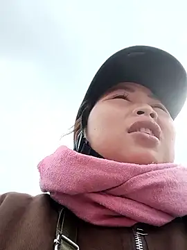 Snapshot of PhamPhung chatting on 11.19.25 PhamPhung online show from 11.19.25