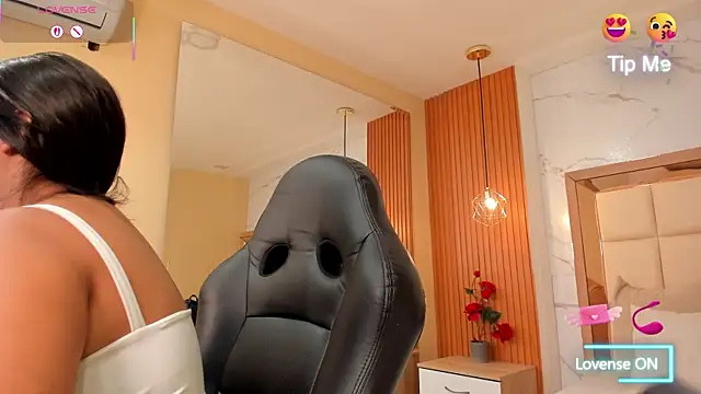 Snapshot of julieta_rosee chatting on 10.23.25 julieta rosee online show from 10.23.25