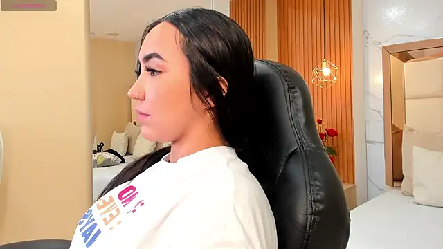 Snapshot of julieta_rosee chatting on 11.25.25 julieta rosee online show from 11.25.25