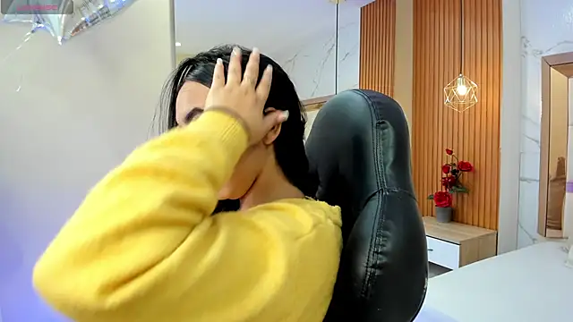 Snapshot of julieta_rosee chatting on 12.17.25 julieta rosee online show from 12.17.25