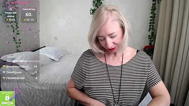 Snapshot of hunters_woman chatting on 10.21.25 hunters woman online show from 10.21.25