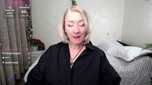 Snapshot of hunters_woman chatting on 11.23.25 hunters woman online show from 11.23.25