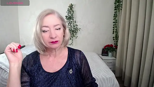 Snapshot of hunters_woman chatting on 11.30.25 hunters woman online show from 11.30.25