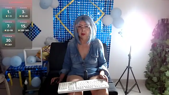 Snapshot of ruth_blue21 chatting on 10.05.25 ruth blue21 online show from 10.05.25