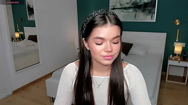 Snapshot of HollisHearl chatting on 09.17.25 HollisHearl online show from 09.17.25