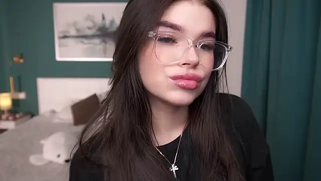 Snapshot of HollisHearl chatting on 09.21.25 HollisHearl online show from 09.21.25