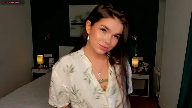 Snapshot of HollisHearl chatting on 10.18.25 HollisHearl online show from 10.18.25