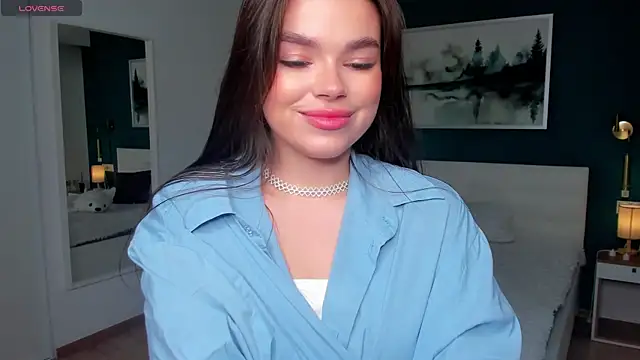 Snapshot of HollisHearl chatting on 11.06.25 HollisHearl online show from 11.06.25