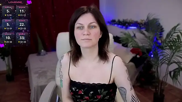 Snapshot of TinaMelt chatting on 11.21.25 TinaMelt online show from 11.21.25