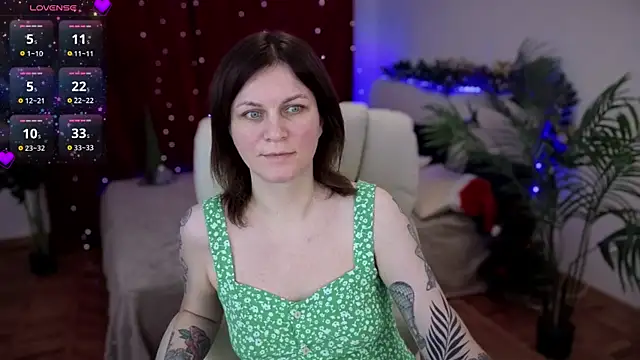 Snapshot of TinaMelt chatting on 11.22.25 TinaMelt online show from 11.22.25