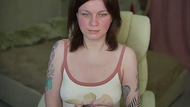 Snapshot of TinaMelt chatting on 12.13.25 TinaMelt online show from 12.13.25