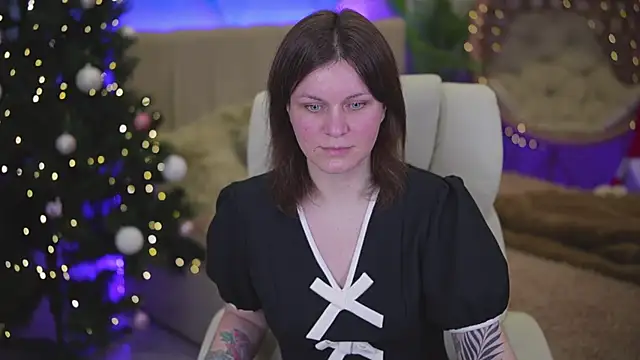 Snapshot of TinaMelt chatting on 12.16.25 TinaMelt online show from 12.16.25