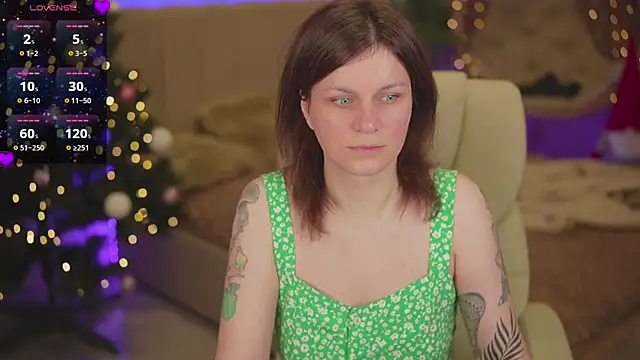 Snapshot of TinaMelt chatting on 12.21.25 TinaMelt online show from 12.21.25