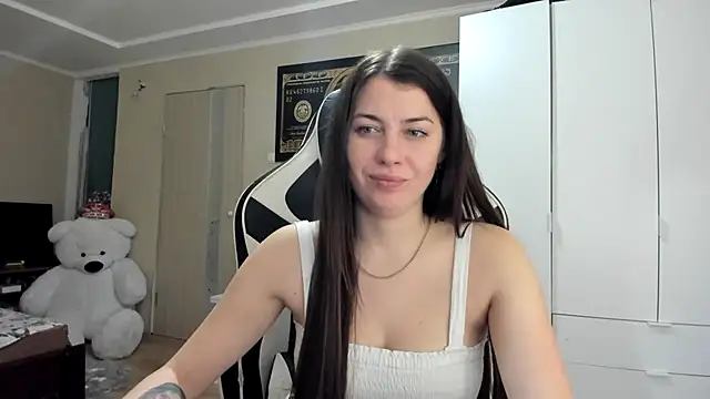 Snapshot of EmiLovsi chatting on 10.13.25 EmiLovsi online show from 10.13.25