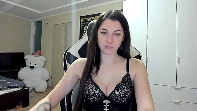 Snapshot of EmiLovsi chatting on 11.15.25 EmiLovsi online show from 11.15.25