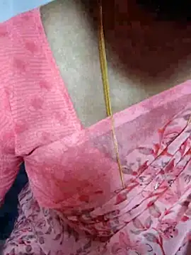 Snapshot of Tamil_Princess12 chatting on 10.31.25 Tamil Princess12 online show from 10.31.25