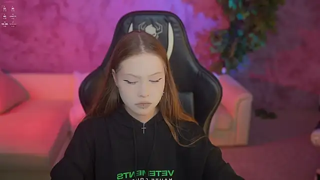 Snapshot of Esmie_Smile chatting on 09.13.25 Esmie Smile online show from 09.13.25