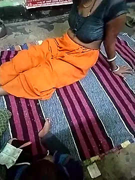 Snapshot of RAYI_Queen_4 chatting on 10.30.25 RAYI Queen 4 online show from 10.30.25