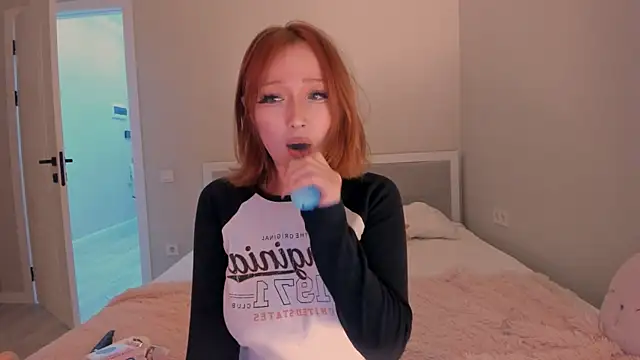 Snapshot of yuna_loon chatting on 09.22.25 yuna loon online show from 09.22.25