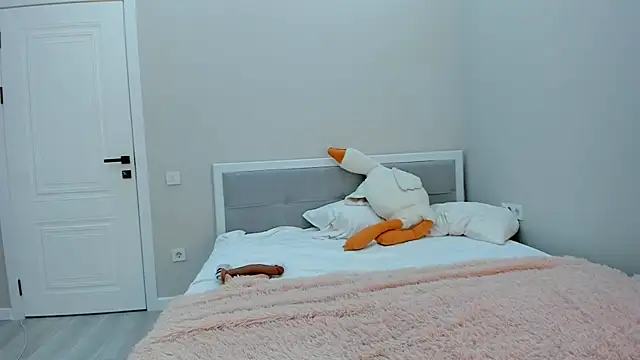 Snapshot of yuna_loon chatting on 10.24.25 yuna loon online show from 10.24.25