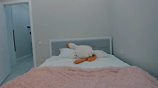 Snapshot of yuna_loon chatting on 10.30.25 yuna loon online show from 10.30.25