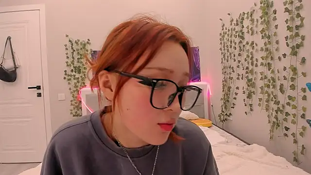 Snapshot of yuna_loon chatting on 11.18.25 yuna loon online show from 11.18.25