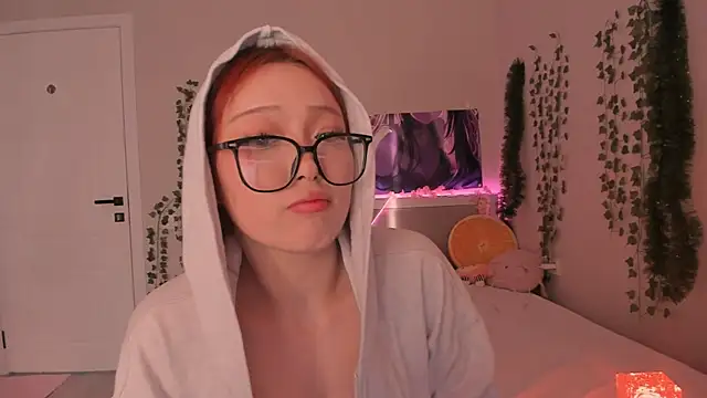 Snapshot of yuna_loon chatting on 12.05.25 yuna loon online show from 12.05.25