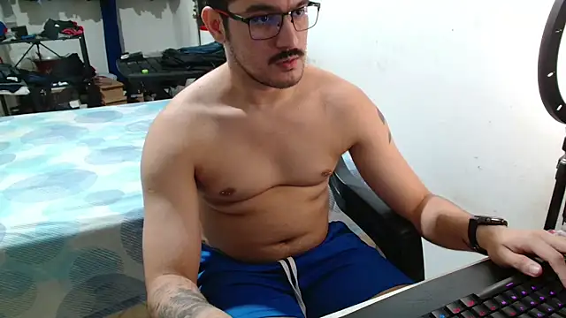 Snapshot of Leonino231 chatting on 04.25.26 Leonino231 online show from 04.25.26