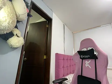 Snapshot of lucy_grey25 chatting on 09.10.25 lucy grey25 online show from 09.10.25