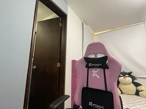 Snapshot of lucy_grey25 chatting on 09.23.25 lucy grey25 online show from 09.23.25