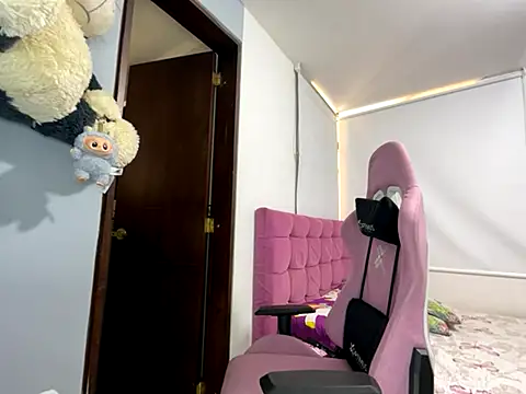 Snapshot of lucy_grey25 chatting on 09.27.25 lucy grey25 online show from 09.27.25