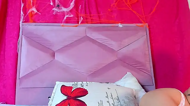 Snapshot of BellaaRossy chatting on 10.20.25 BellaaRossy online show from 10.20.25