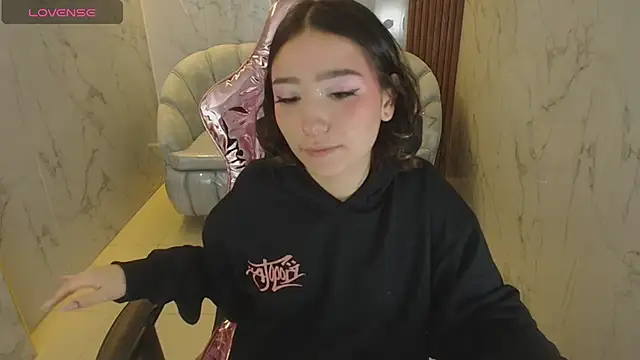 Snapshot of venuss09_s chatting on 12.14.25 venuss09 s online show from 12.14.25