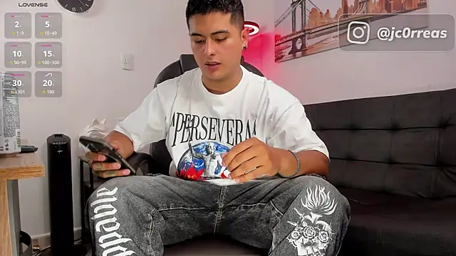 Snapshot of _Juanes chatting on 10.25.25 Juanes online show from 10.25.25