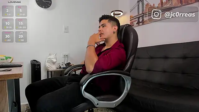 Snapshot of _Juanes chatting on 10.26.25 Juanes online show from 10.26.25